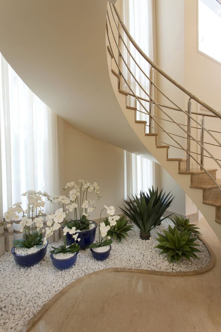 Декор пространства под лестницей