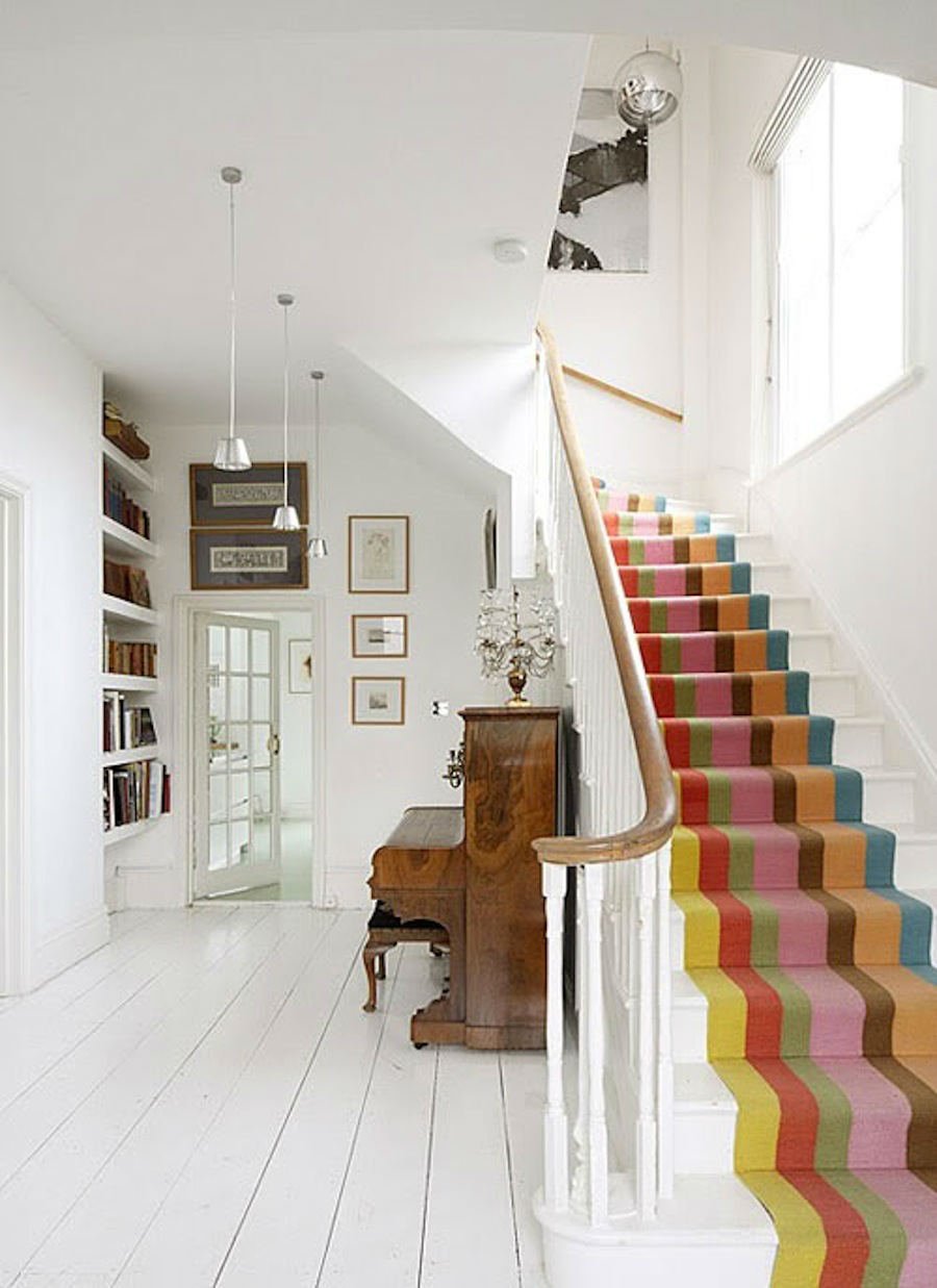 Цветные лестницы в интерьере