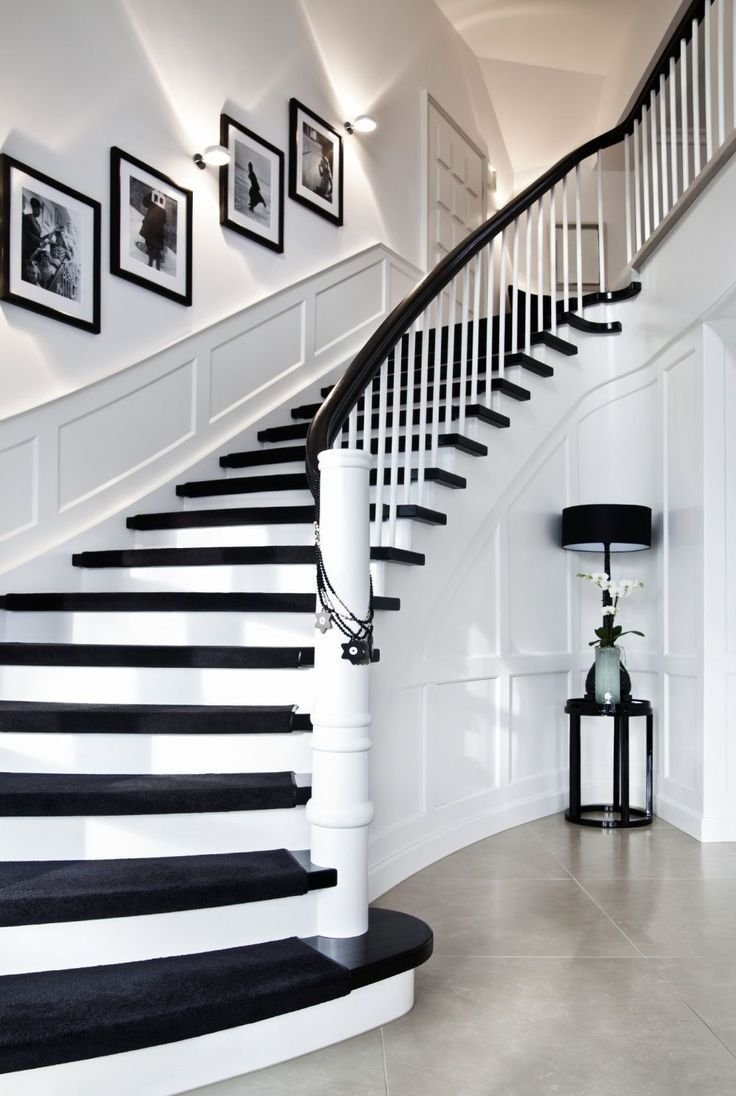 Бетонная лестница в черно-белом