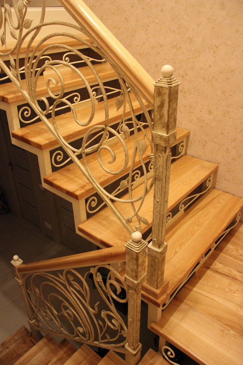 Деревянная лестница с кованными перилами