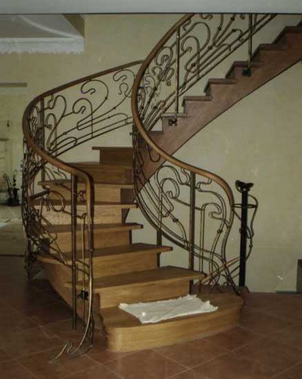 Кованная лестница на второй этаж