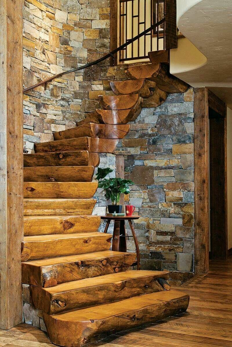 Лестница в доме из бревна