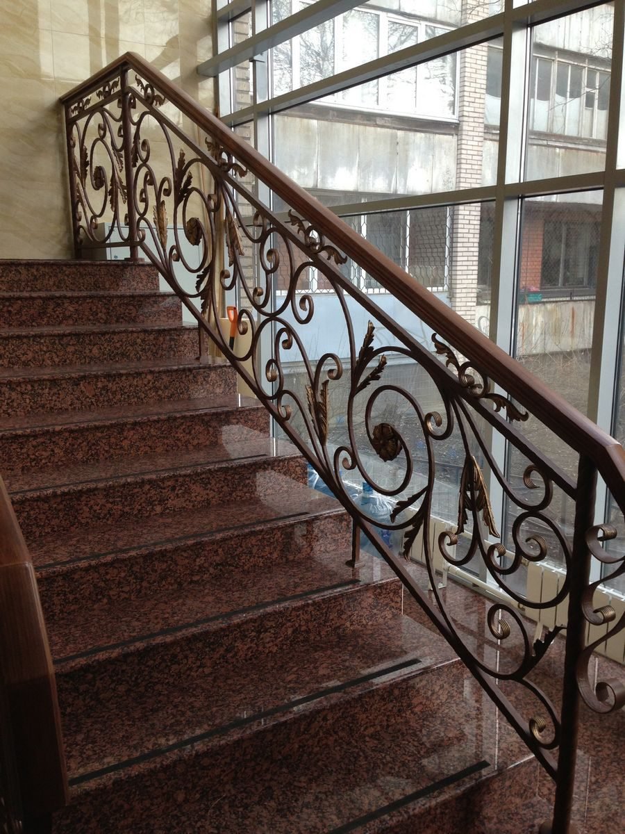 Железные перила для лестницы в частном доме
