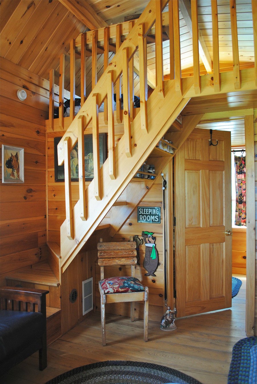 Лестница в маленьких дачных домах