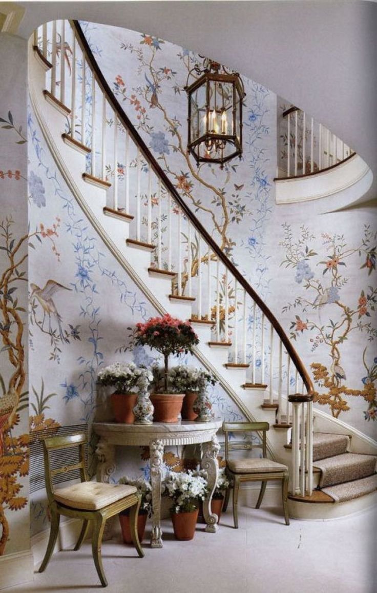 Декор вдоль лестницы