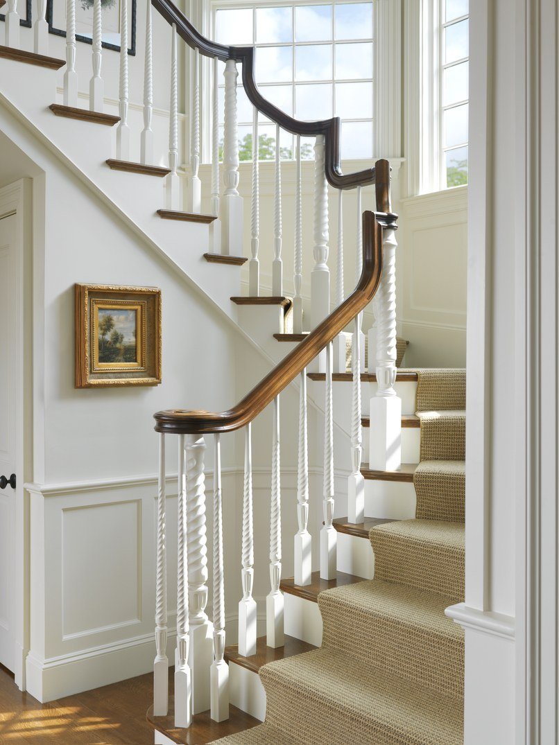 Деревянная лестница в классическом стиле