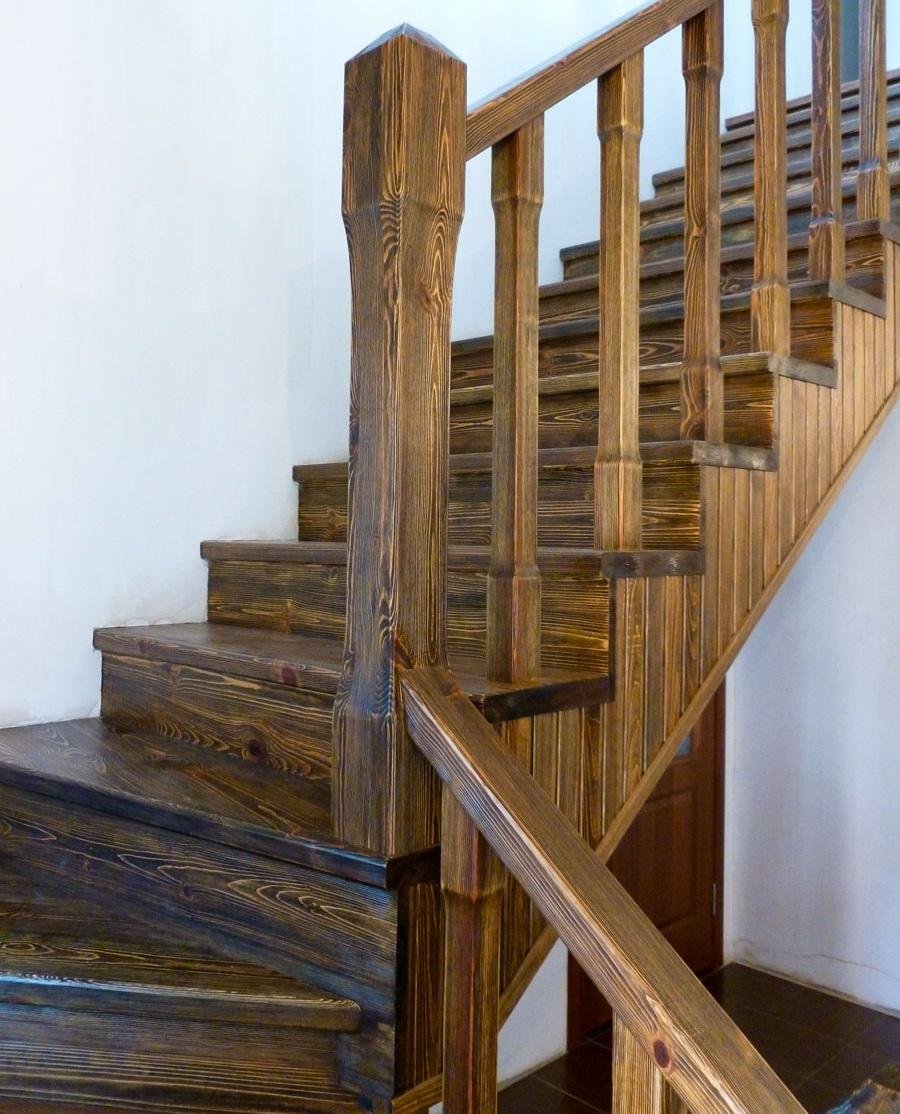 Деревянная лестница в стиле Кантри