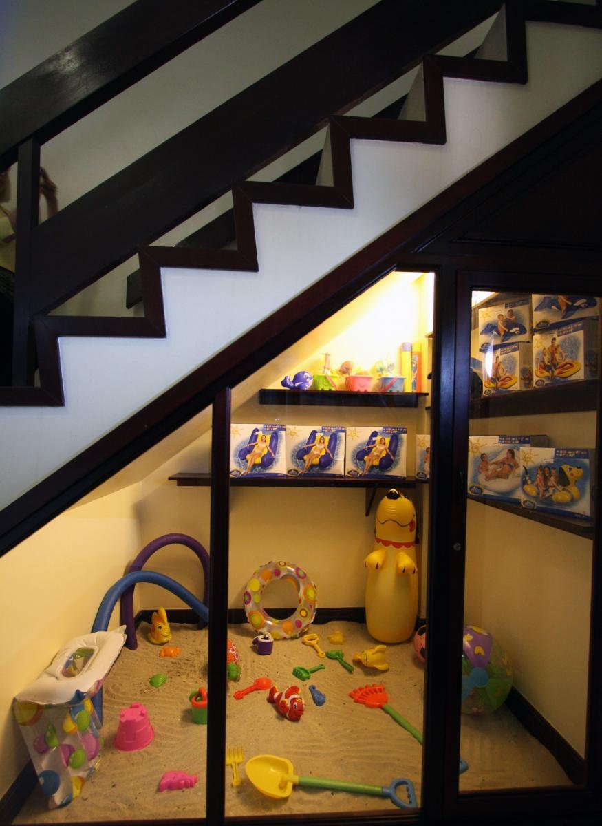 Детский домик под лестницей