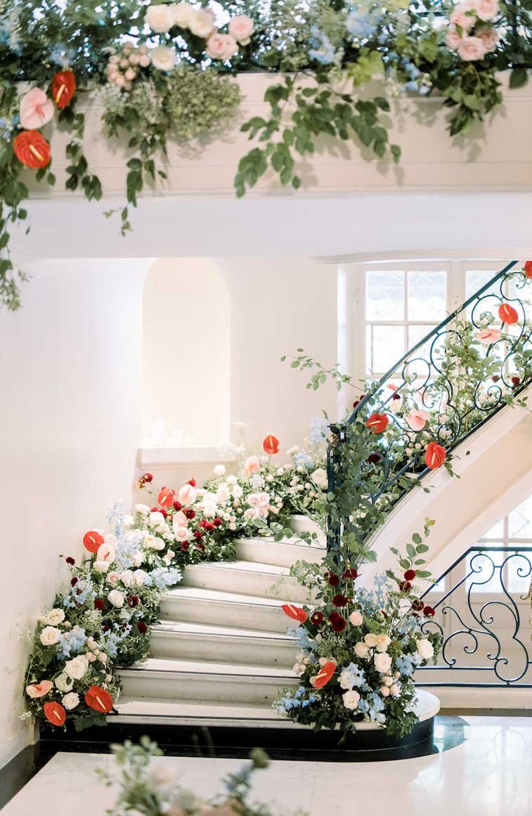 Украшение лестницы на свадьбу цветами