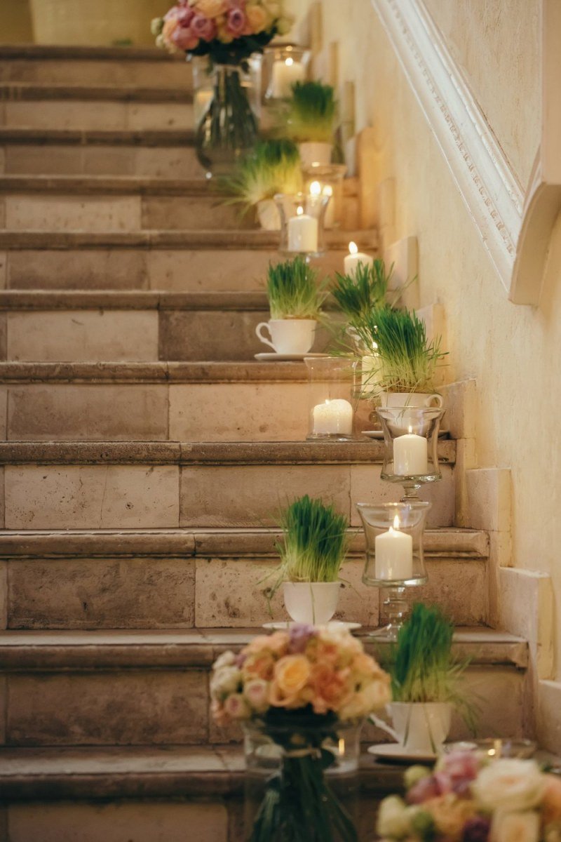 Декор на ступени лестницы свечи