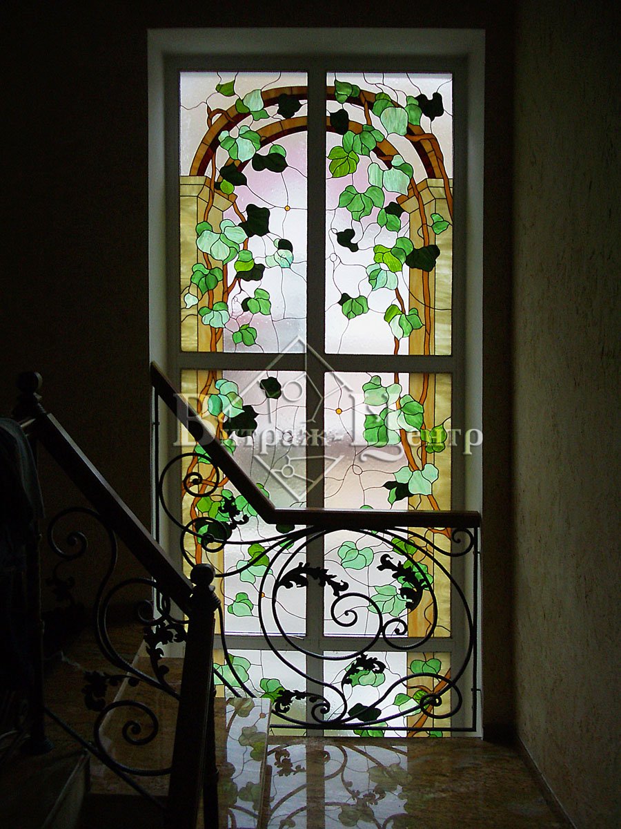 Витражное стекло на лестничное окно