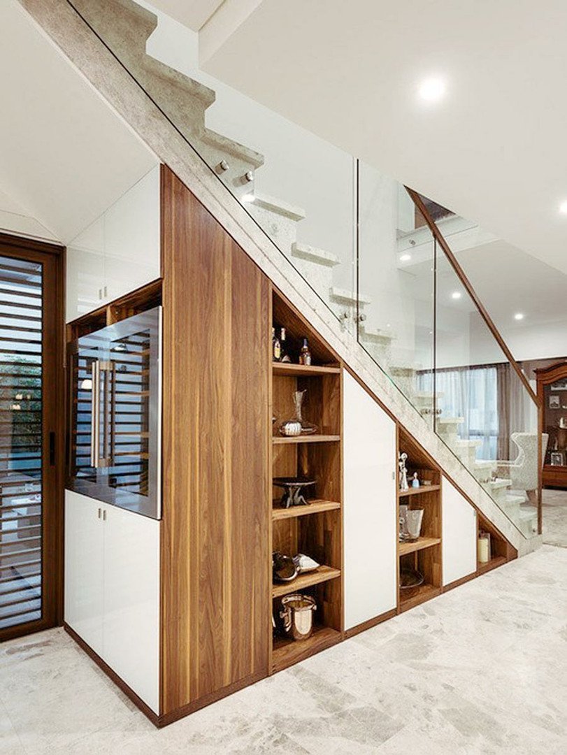 Встроенный распашной шкаф под лестницей