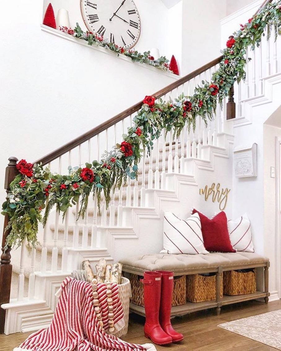 Украшенная лестница на Рождество
