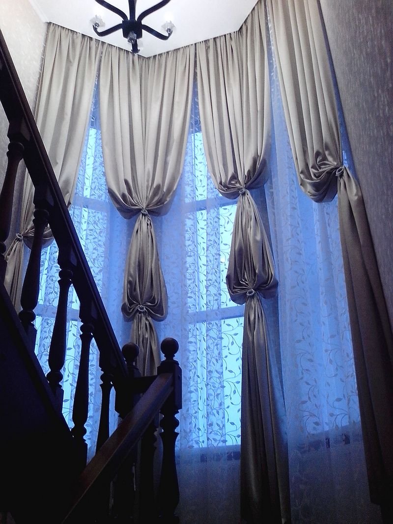Занавески на лестничное окно в доме