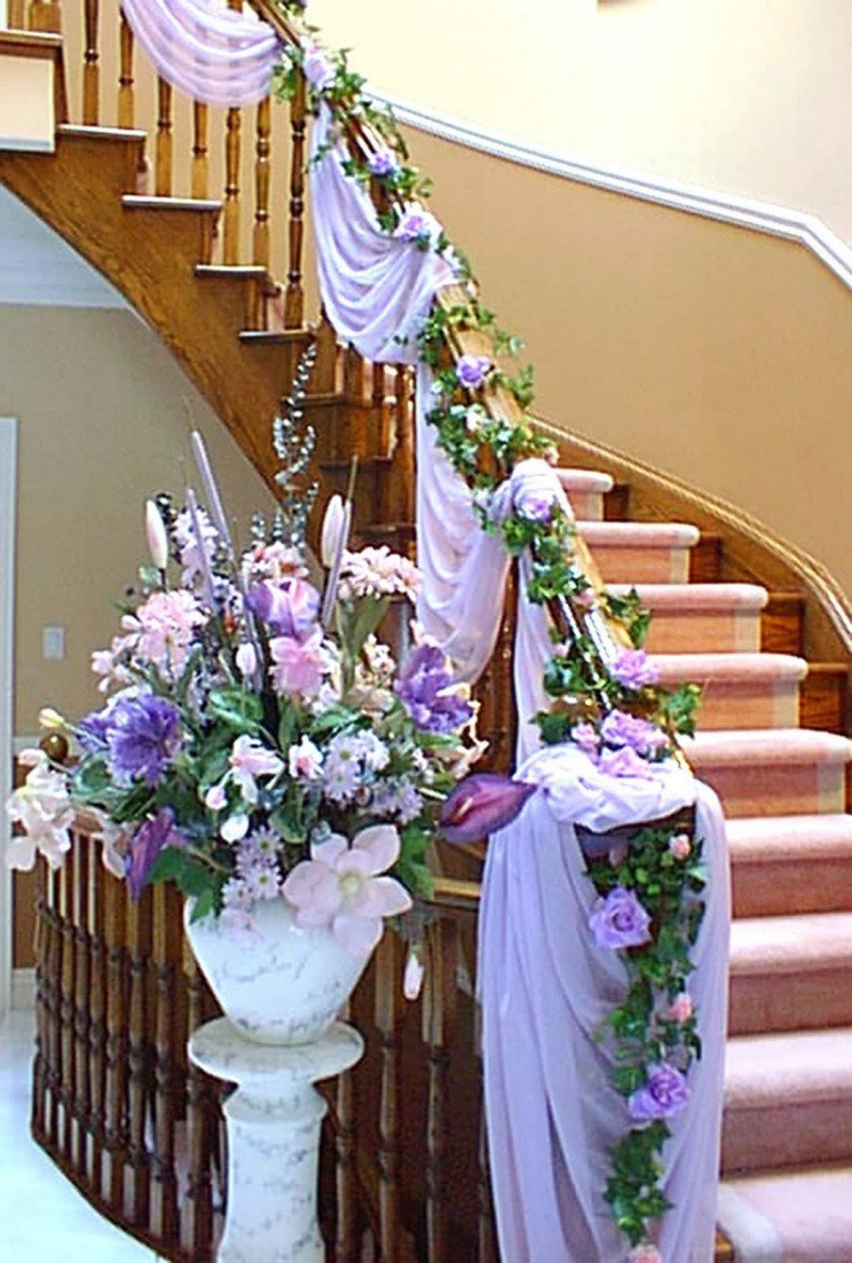 Дизайн свадебного украшения на лестнице