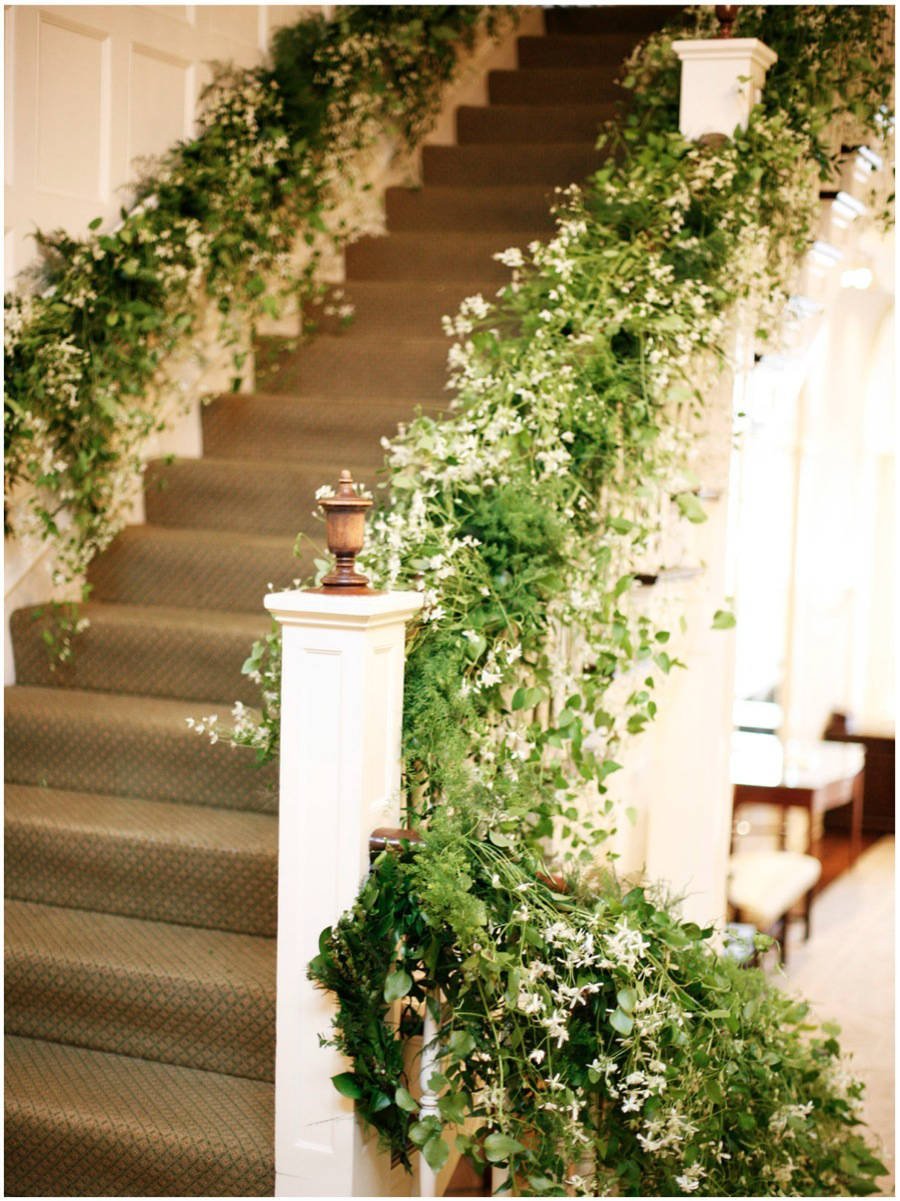 Декор лестницы на свадьбу