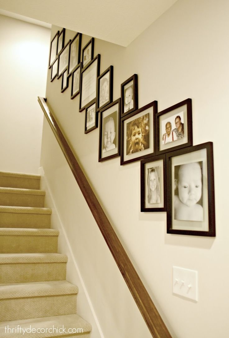 Лестница с фотографиями на стене