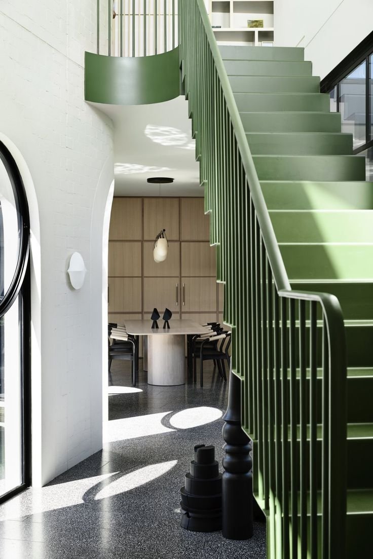 Зеленая лестница в интерьере