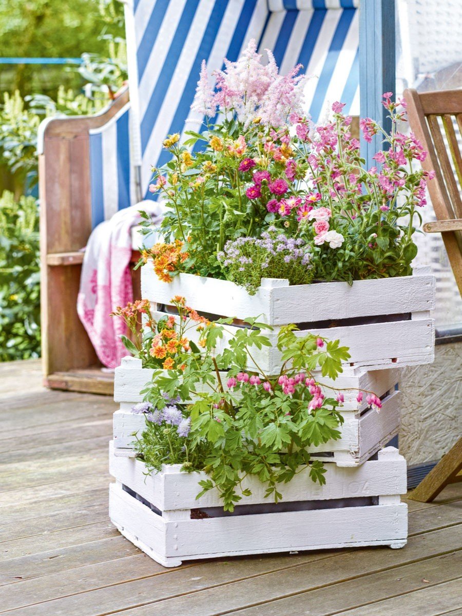 Деревянные ящики для цветов в саду