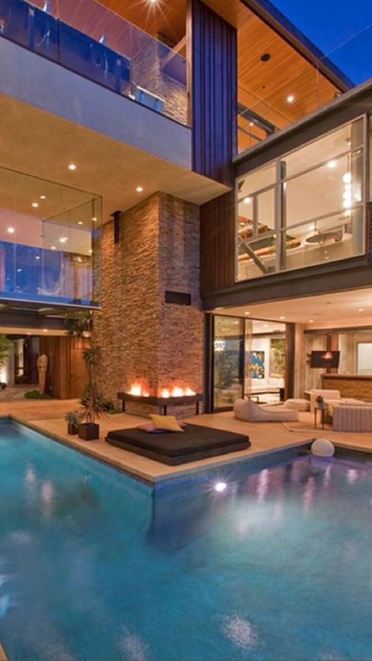Красивый двухэтажный дом с бассейном внутри