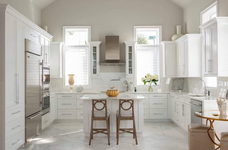 Светлая кухня пол белый мрамор