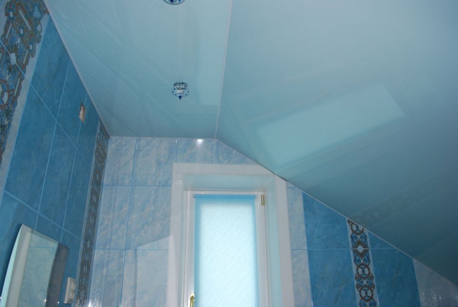 Голубой натяжной потолок ванная