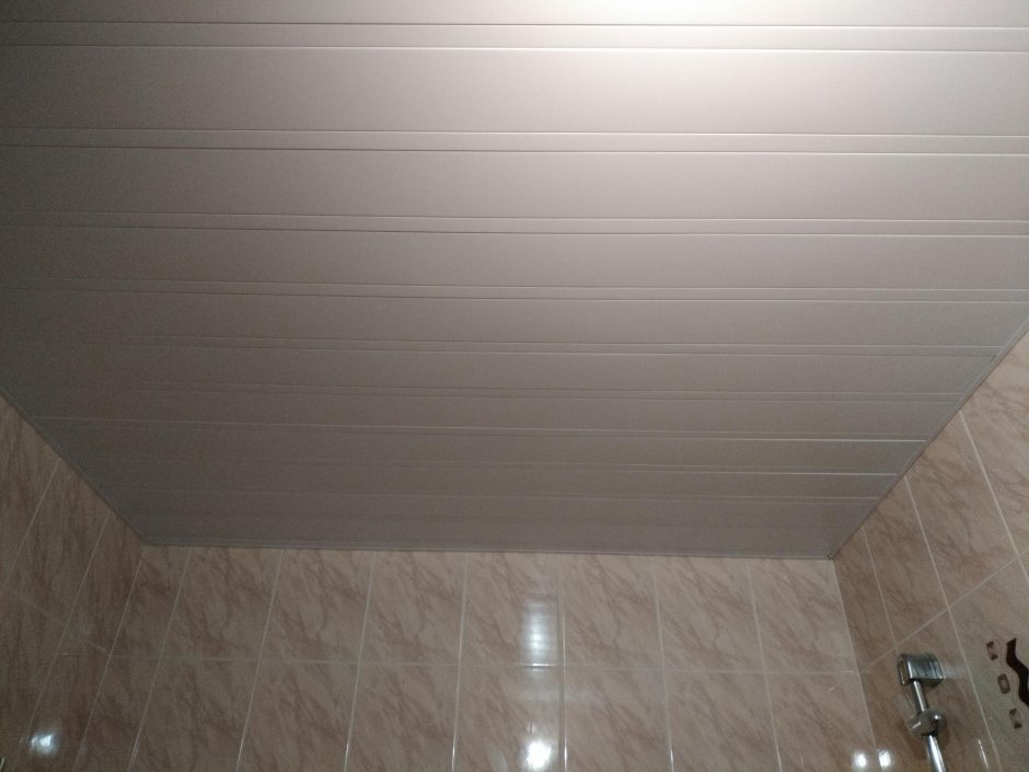 Потолок в туалете из металлических панелей