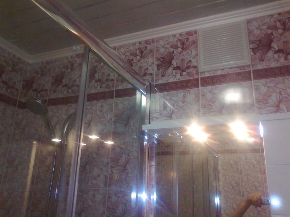Потолок в ванную из пластиковых панелей