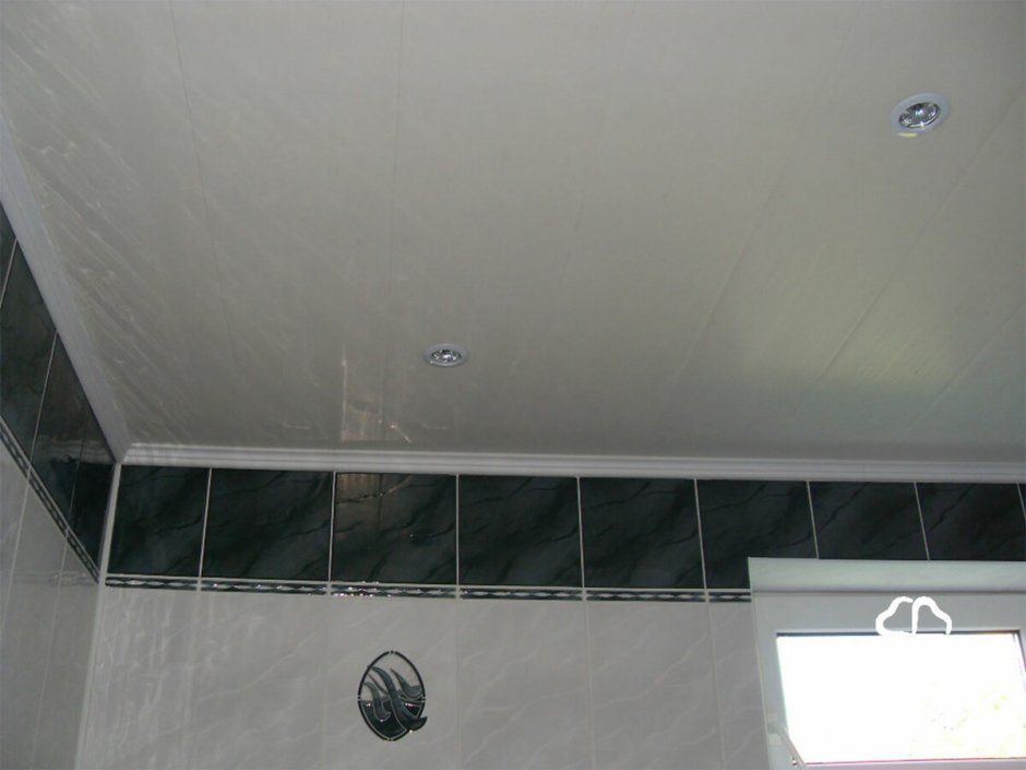 Потолок из пластика в ванной