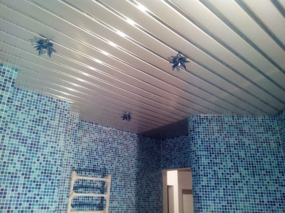 Потолок в ванной комнате пластиковые панели