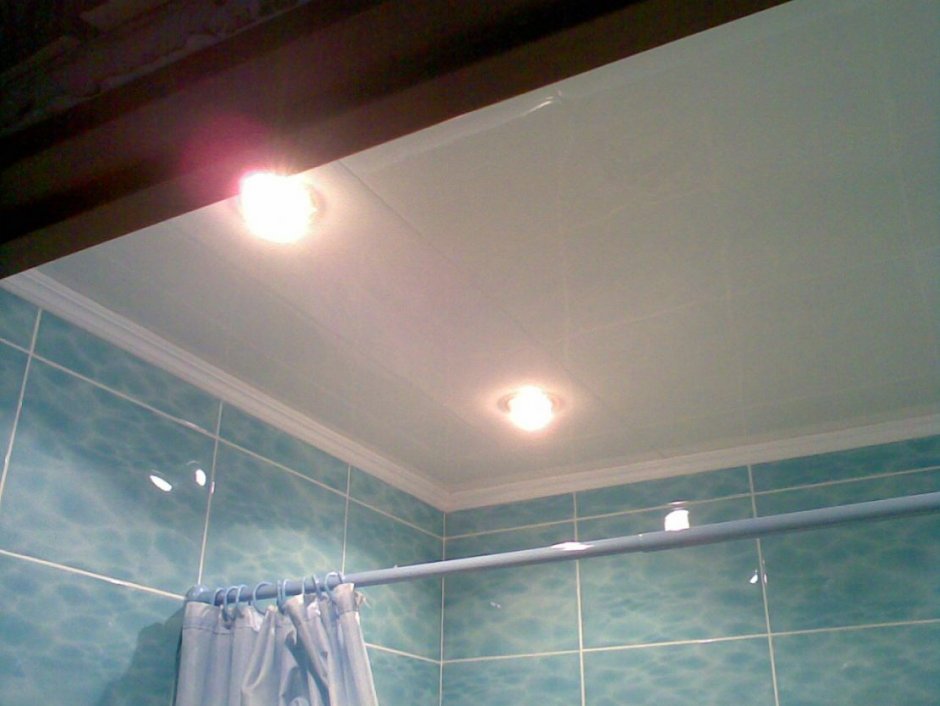 Пластиковый подвесной потолок в ванной