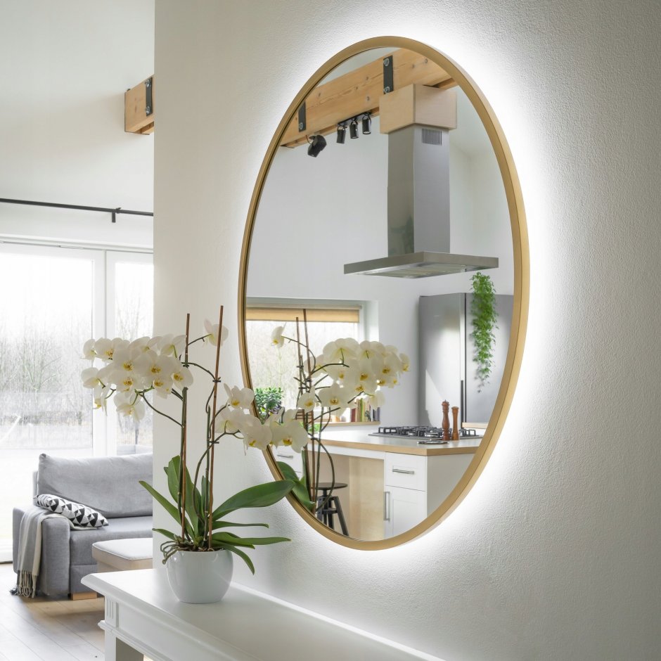Круглое зеркало в деревянной раме с подсветкой