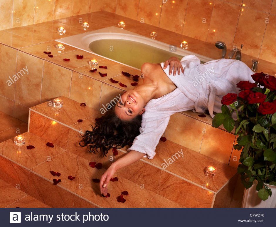 Девушка в полотенце в ванной