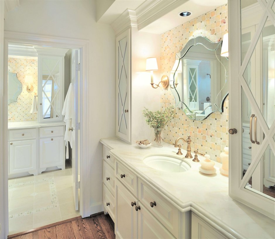 Красивая ванная комната с зеркалом