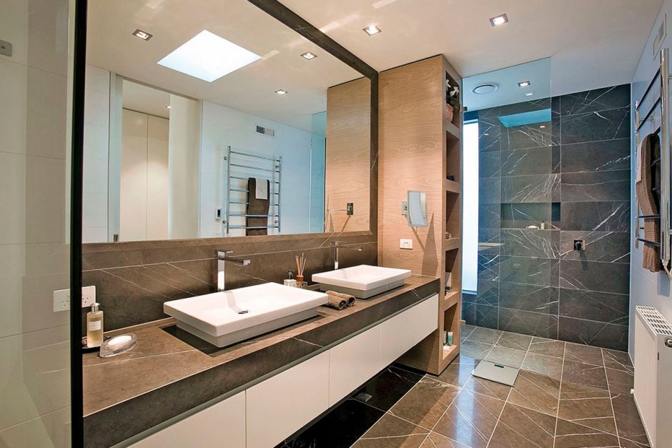 Ванная комната с большим зеркалом