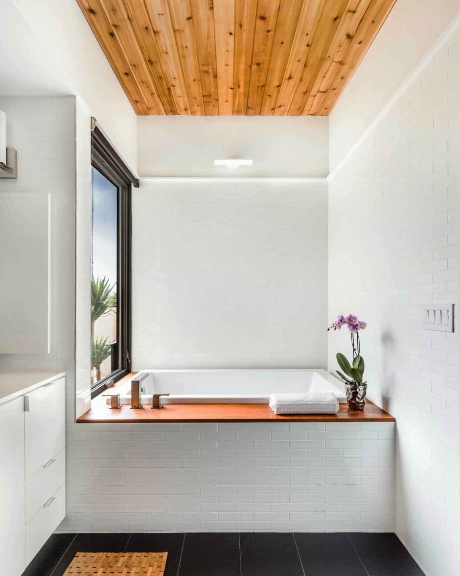 Деревянный потолок в ванне