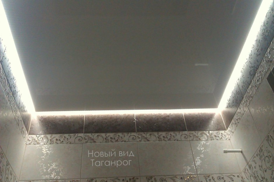 Потолок в ванной с подсветкой по периметру