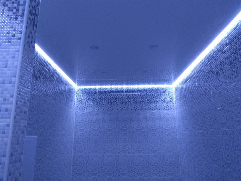 Матовый натяжной потолок в ванной парящий