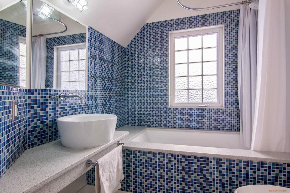 Ванная с голубой мозаикой