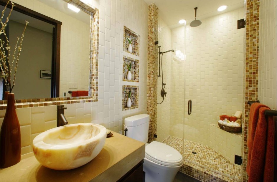 Маленькая ванная комната с элементами мозаики