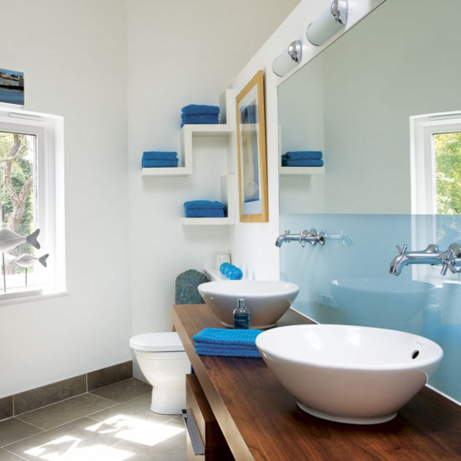 Ванная комната с голубыми стенами