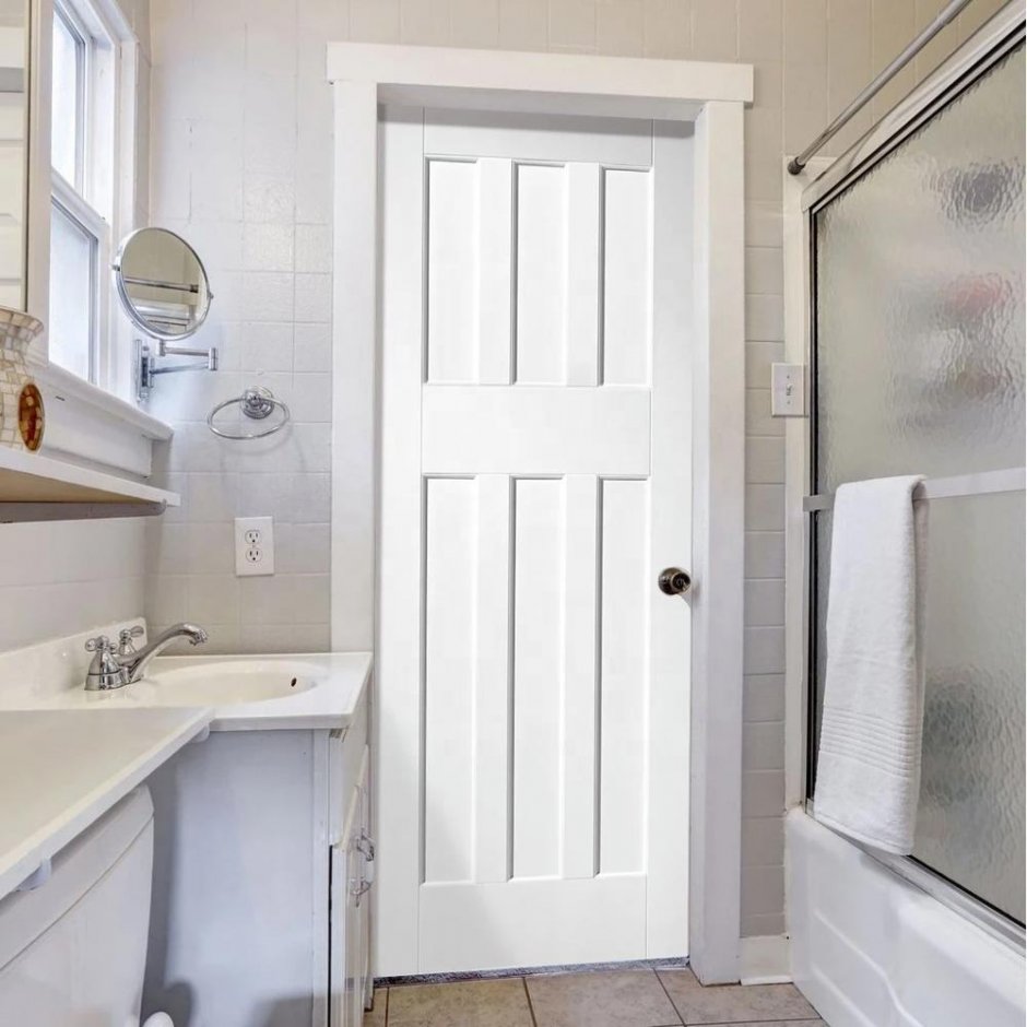 Белая дверь в ванную