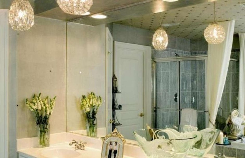 Потолок в ванной с люстрой