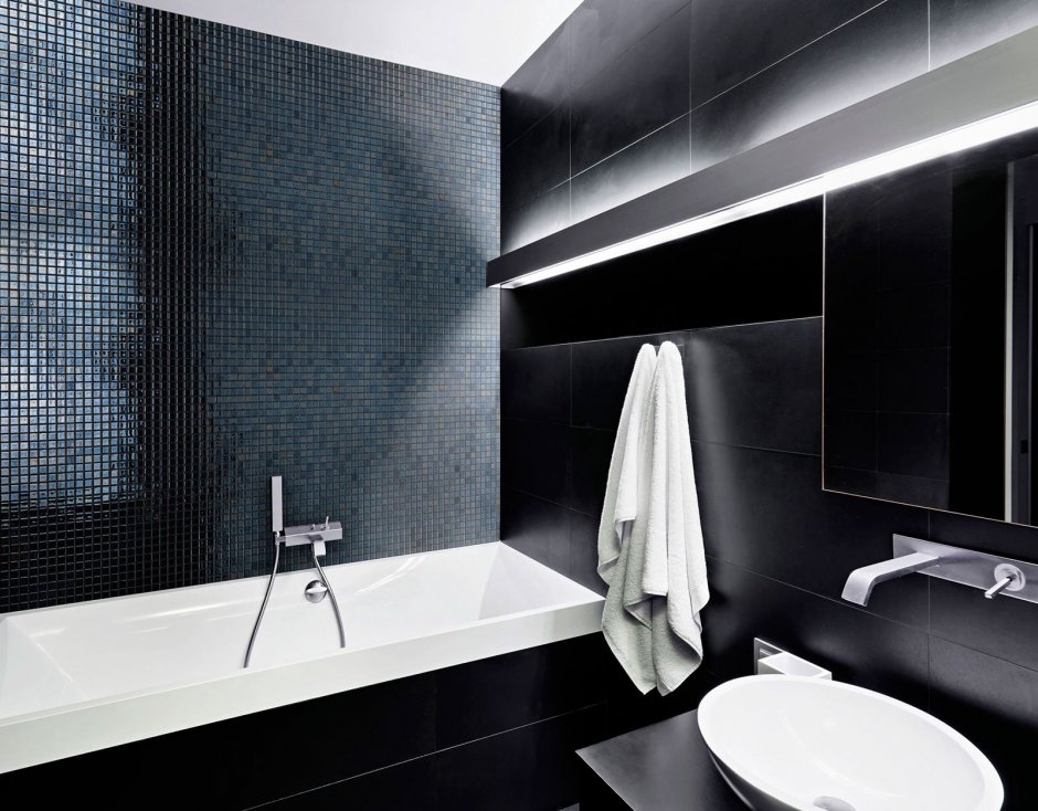 Черная мозаика в ванной
