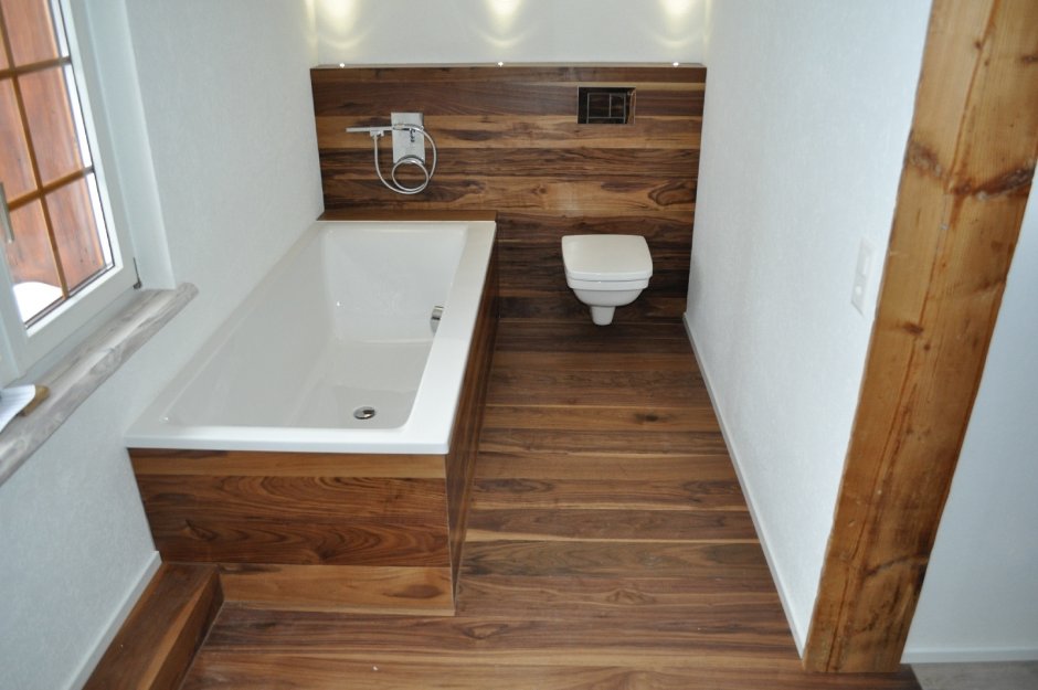 Ванная комната с деревянным полом