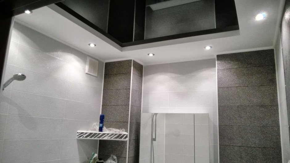 Двухуровневый потолок в ванной