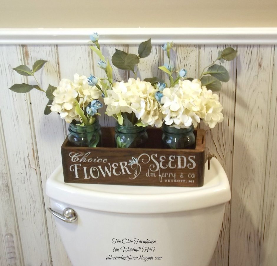 Искусственные цветы в туалете