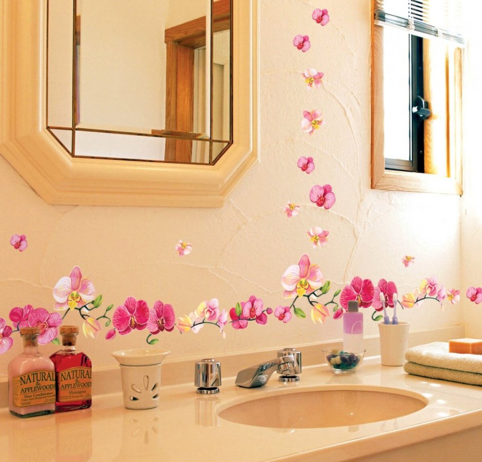 Плитка с цветочным принтом в ванной комнате