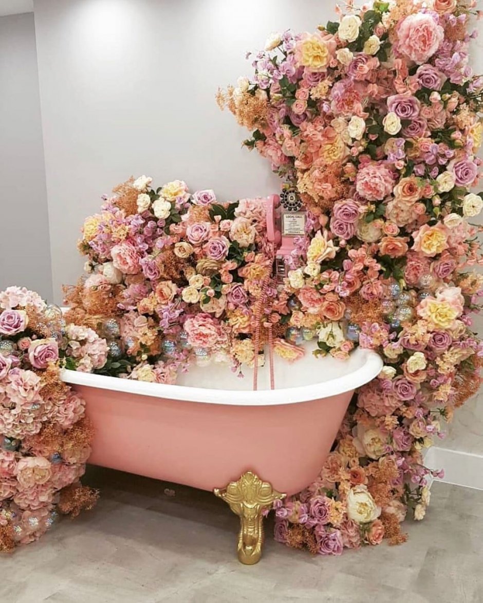 Искусственные цветы в маленькой ванной