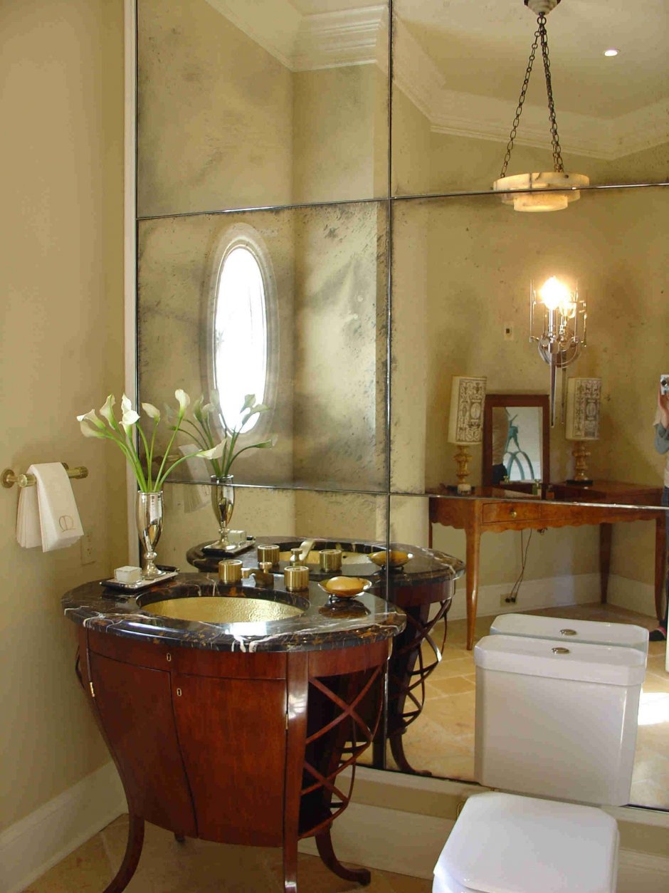 Ванная комната с зеркальной стеной